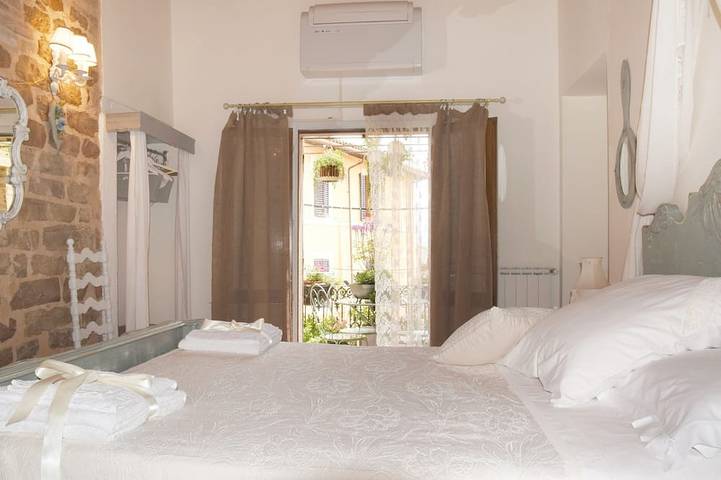 Appartamento intero, Patio House  balcony  shabby chic home in Spello in Spello, Perugia e dintorni