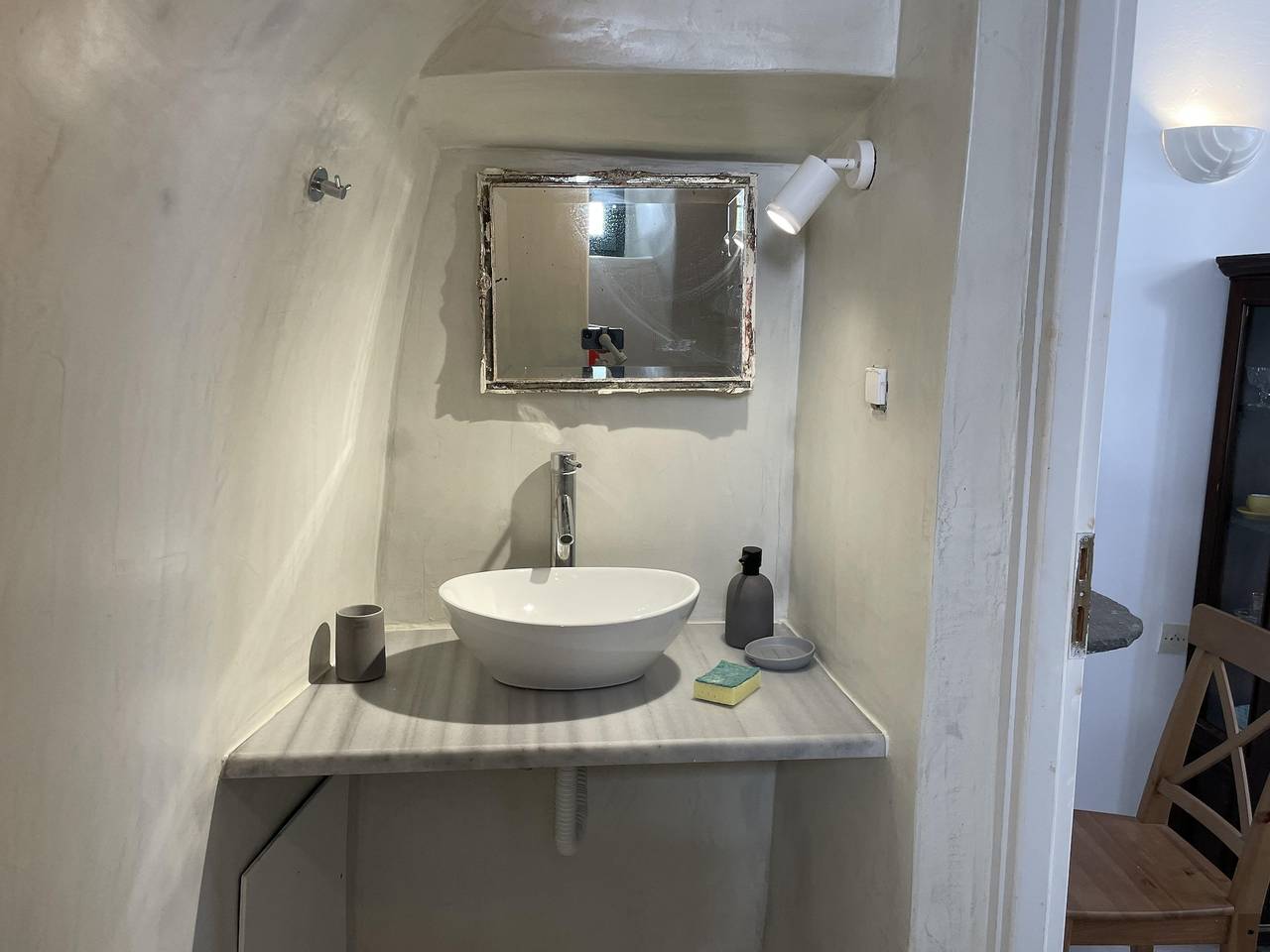 Fira 2-Bed Villa, Sleeps 5 with Outdoor Hot Tub in Firostefani, Thera