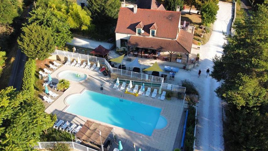Parc de vacances pour 5 personnes, avec Terrasse et Jardin ainsi que Bassin pour enfant et Piscine en Dordogne