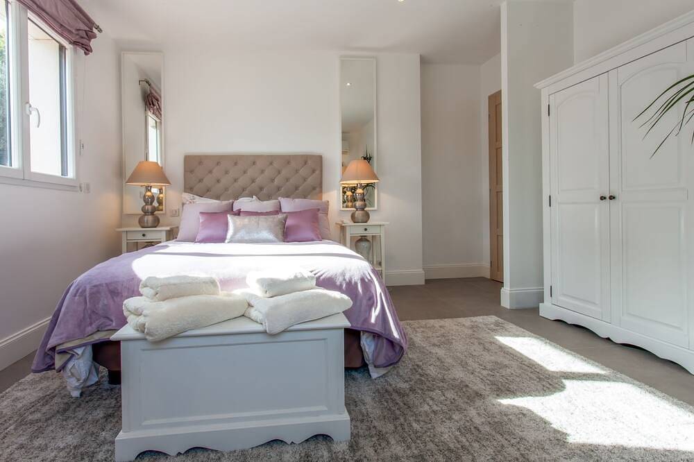 Spacious and Modern 4 Bedroom in Châteauneuf-Grasse, Cannes region