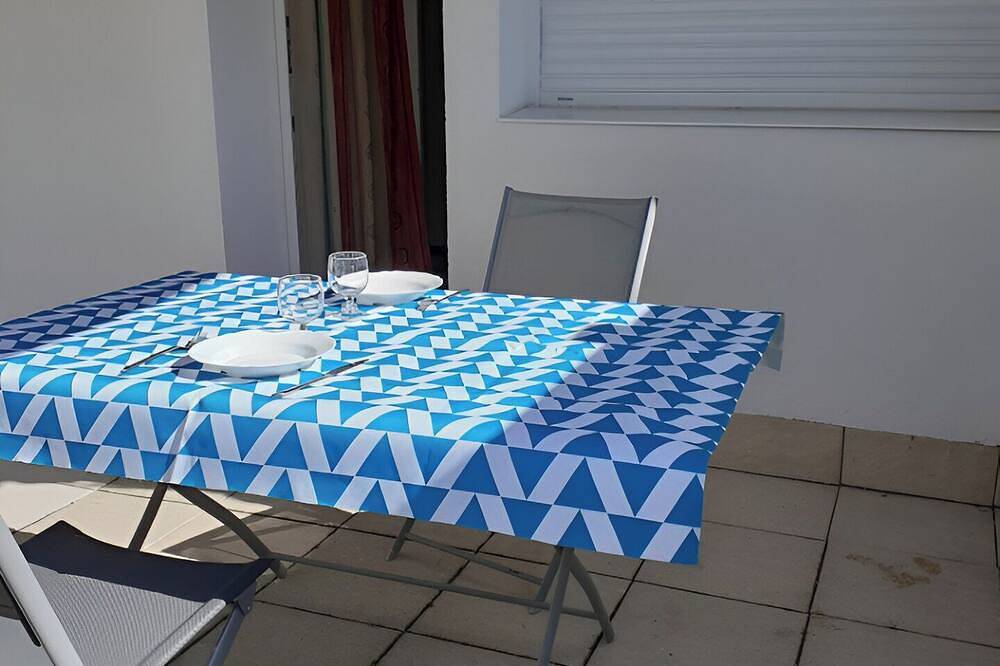 Ganze Wohnung, Quiet T1 in St Marc sur Mer, 5 min walk to the beach, terrace and large bed! in Saint-Nazaire, Côte d'Amour