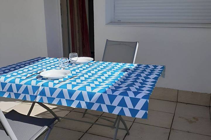 Ganze Wohnung, Quiet T1 in St Marc sur Mer, 5 min walk to the beach, terrace and large bed! in Saint-Nazaire, Côte d'Amour