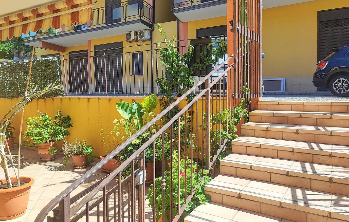 Ganze Ferienwohnung, Gemütliche Ferienwohnung mit WLAN, Klimaanlage und Parkplatz, 1,5 km vom Strand Pietrarossa entfernt in Marina di Caronia, Caronia