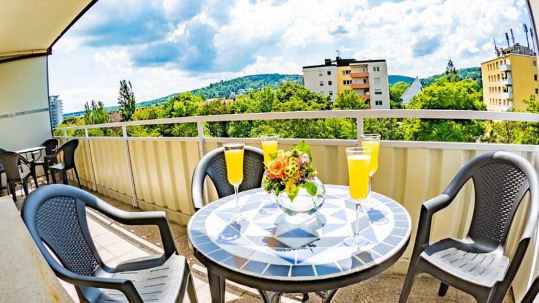 Geheel appartement, Eleonoras Ferienwohnung in Würzburg Stadt am Park mit Balkon inklusive eigenen Parkplätzen vor der Tür in Würzburg, Franconian Wine Country