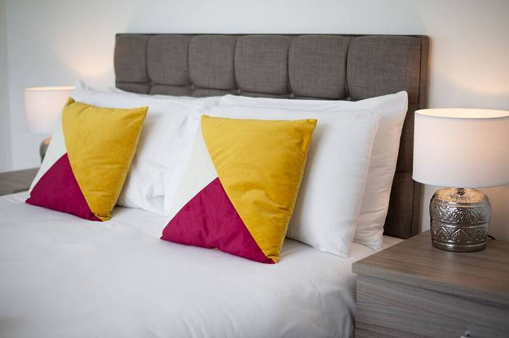 4-Bed Swansea Home with Garden | Sleeps 11 | Ideal for Groups in Swansea, Swansea und Umgebung
