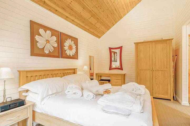 Vacation rental for 2 people, with balcony/terrace and hot tub in Surrey