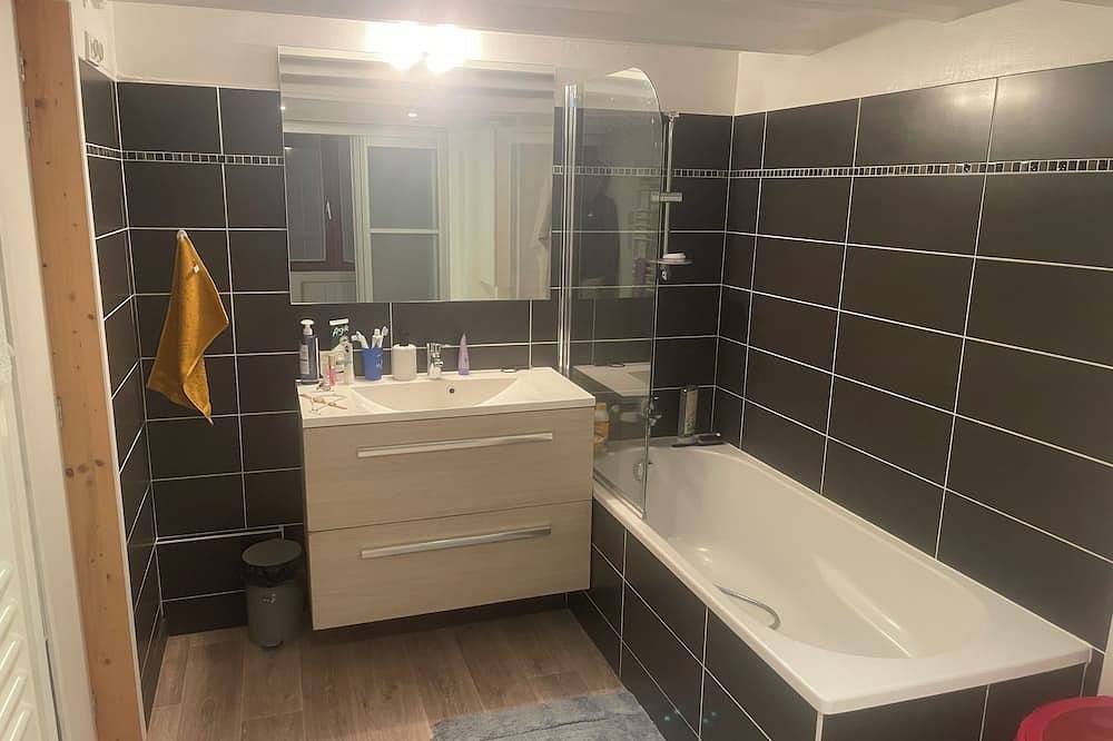 Entire apartment, Room for rent in a private home in Caluire-et-Cuire, Rhône