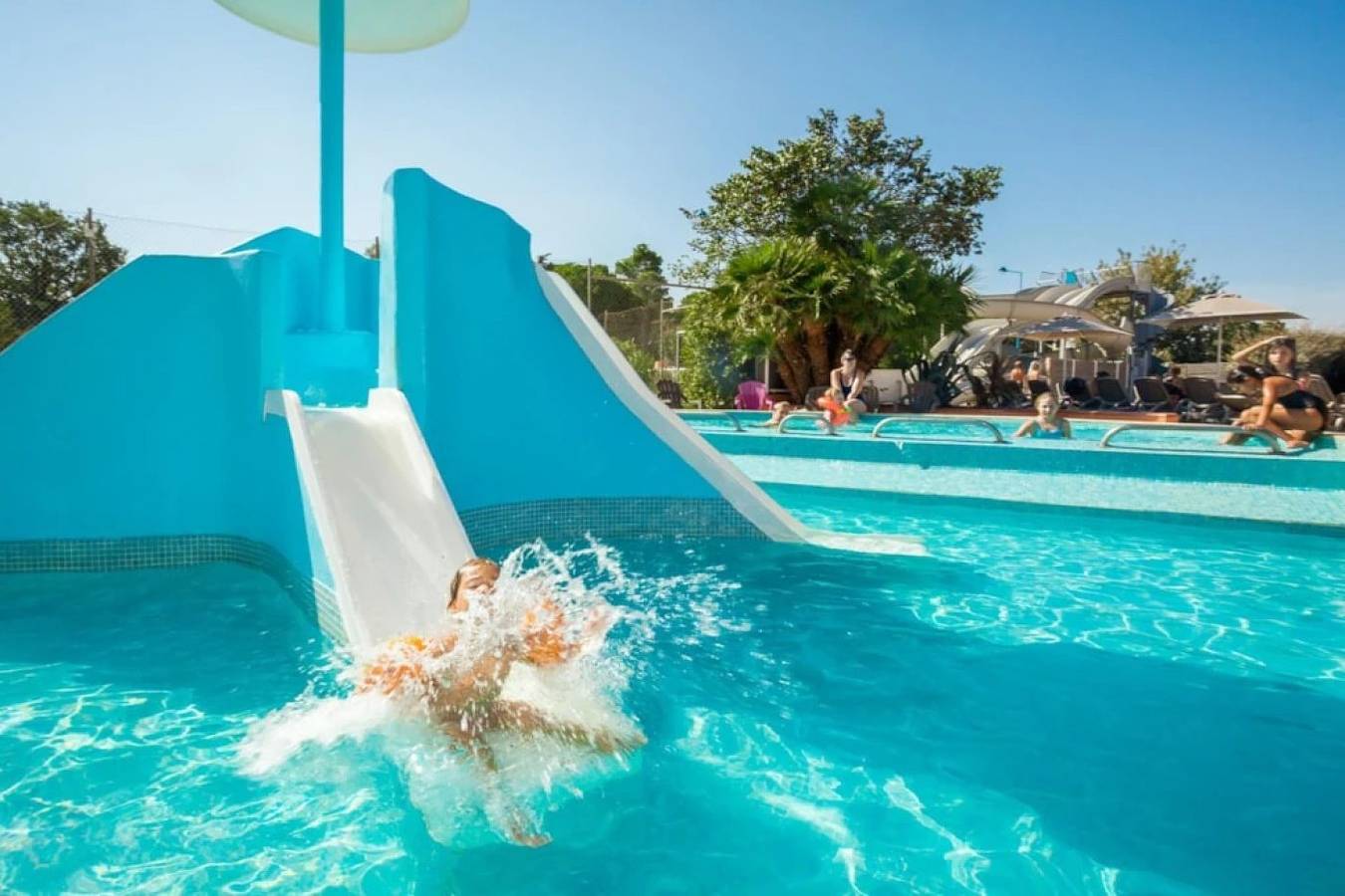 Zecamping 4* 3km plage piscine chauffée locatif Tv clim 18m2 in Canet-en-Roussillon, Côte d'Améthyste