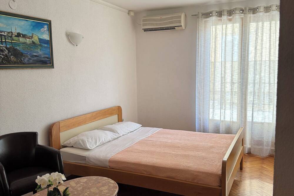 Apartamento entero, Beautiful 1-bedroom apartment with Ac in welcoming Budva in Budva, Municipio de Budva