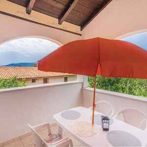 Ganze Ferienwohnung, Ferienwohnung mit Terrasse und Klimaanlage  in Pinezici, Krk