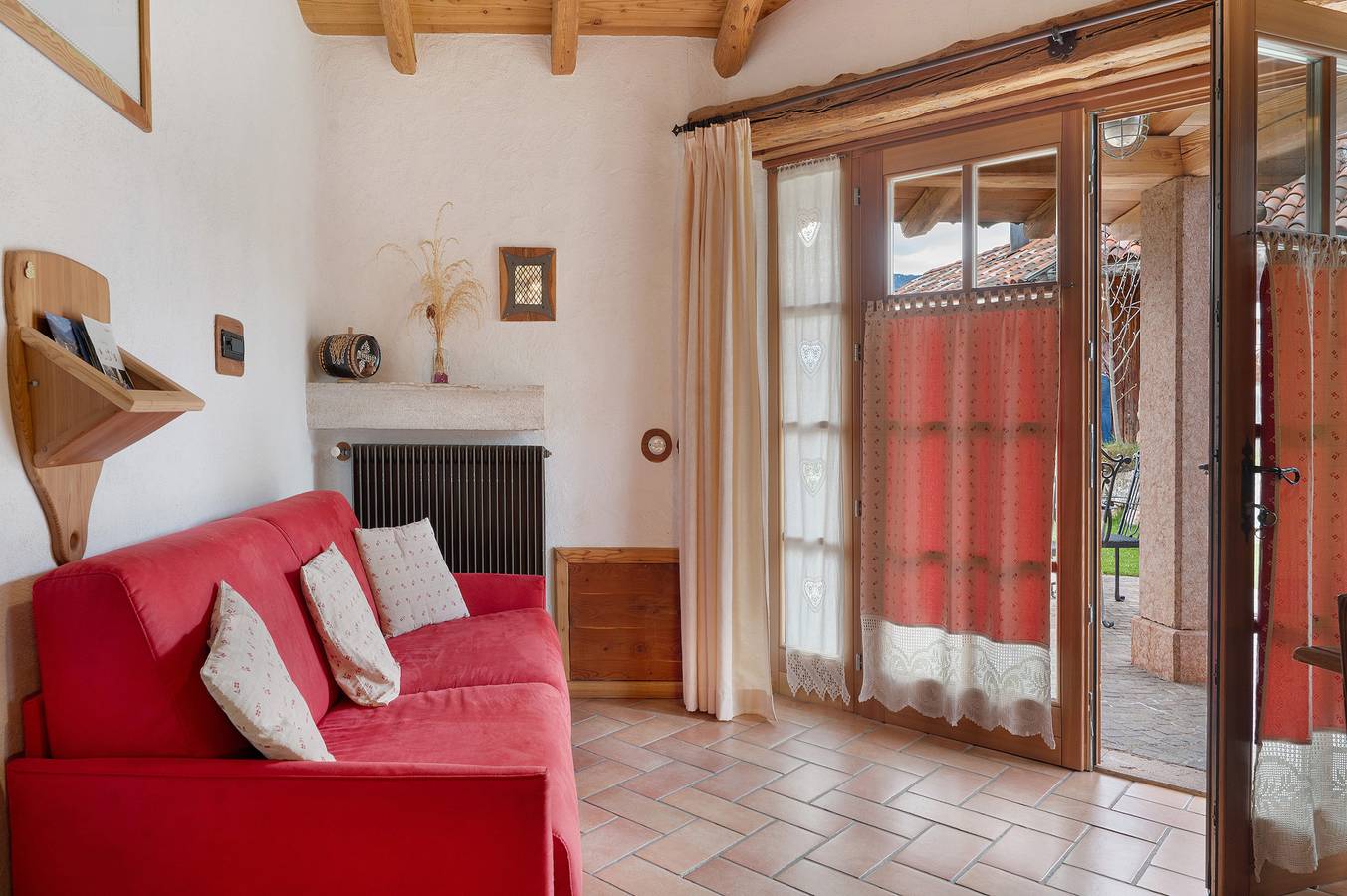 Appartamento intero, Appartamento 'Red' con vista sulle montagne, giardino in comune e Wi-Fi in Coredo, Predaia