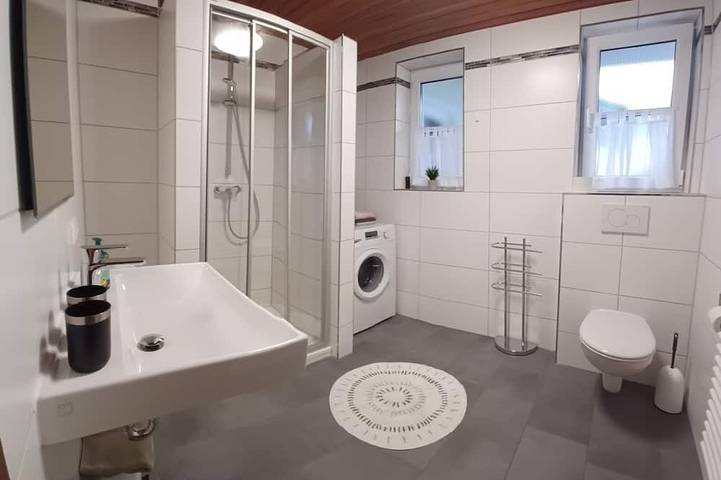 Ganze Wohnung, Ferienwohnung bis 3 Personen, 1. sep. Schlafzimmer, Südbalkon mit Bergblick in Schnaitsee, Landkreis Traunstein