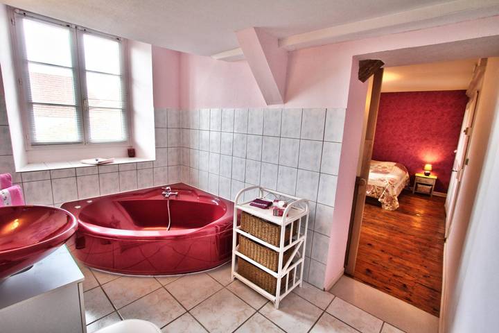 Location de vacances pour 2 personnes, avec jardin et piscine dans le Jura - 2