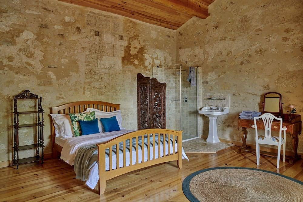 Chateau de Carsac with park and heated pool, perfect for families and groups. in Carsac-de-Gurson, Périgord Pourpre