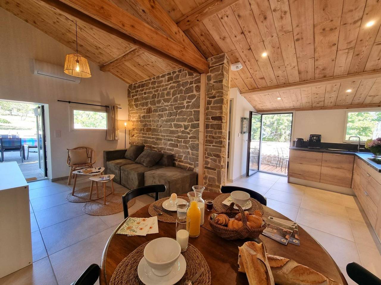 Gîte climatisé avec terrasse - 4 pers. in Saint-Just-Saint-Rambert, Montbrison