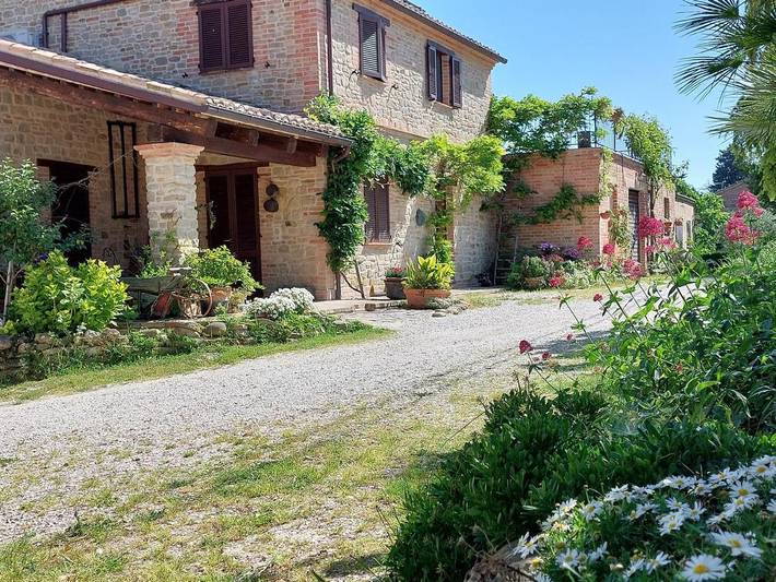 Agriturismo per 11 persone, con giardino e panorama, con animali domestici in Provincia di Macerata