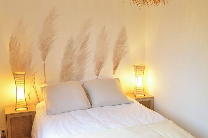 Large country house with heated pool, wooded grounds, lovely terrace. in Sault-Saint-Remy, Ardennen
