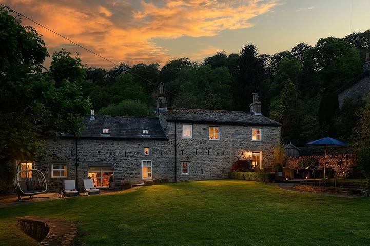 Cottage for 12 people, with hot tub and garden, with pets in Yorkshire Dales National Park