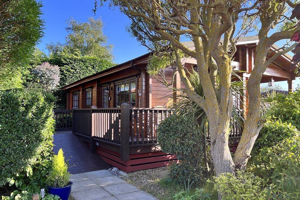Willow Lodge, Holiday Log Cabin, Cedar Springs, Heacham. Close to the beach. in Heacham, Norfolk Coast