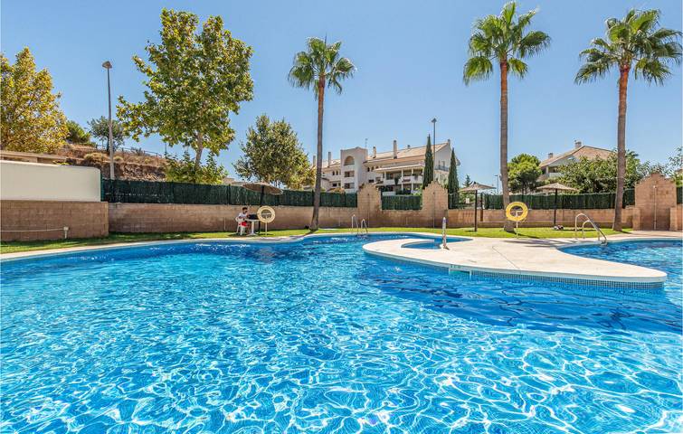 Entire holiday apartment, Charming 2km from Bil Bil Beach with AC, Pool & Terrace in Torrequebrada, Benalmádena
