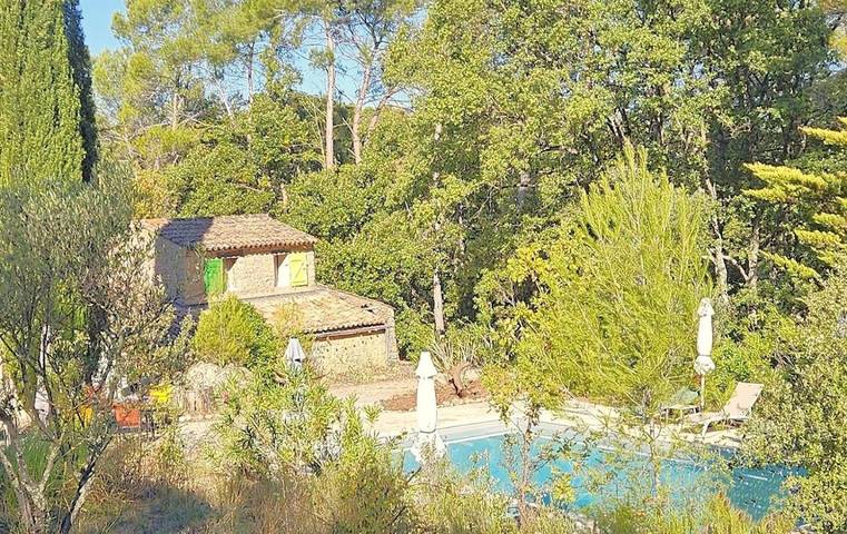 Chambre d’hôte pour 2 personnes, avec vue ainsi que piscine et jardin, animaux acceptés à Draguignan