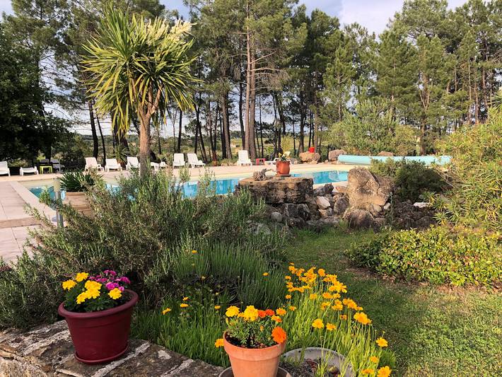 Gîte pour 14 personnes, avec terrasse ainsi que jardin et piscine à Payzac (Ardèche) - 4