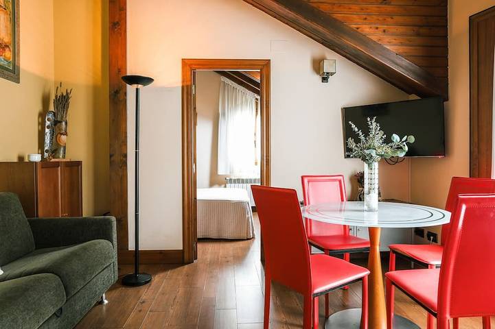 Ganze Wohnung, Penthouse-semi rustico -Apartment-Ensuite mit Whirlpool-Wanne in Solares, Medio Cudeyo