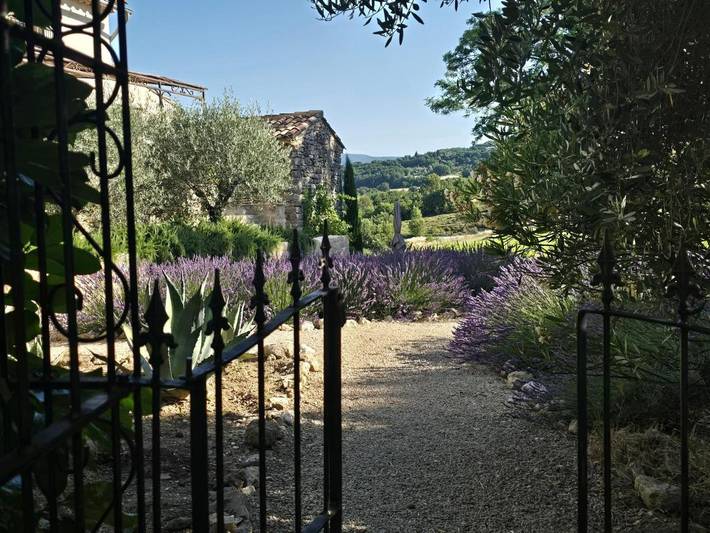 Location de vacances pour 9 personnes, avec jardin ainsi que vue et piscine, animaux acceptés à Saint-Martin-de-Castillon