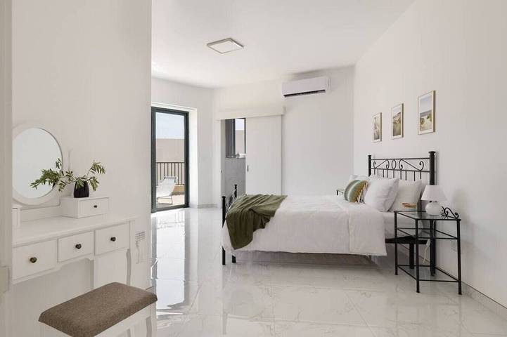 Ganze Wohnung, Jacuzzi Penthouse with Large Terrace & Views in Marsalforn, Zebbug