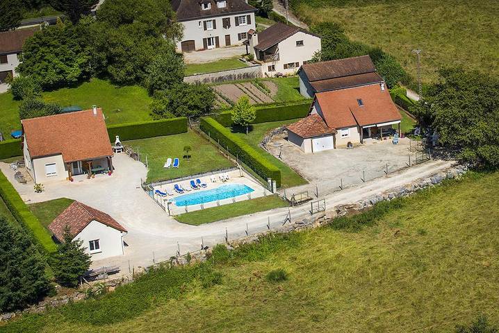 Gîte pour 8 personnes, avec jardin ainsi que terrasse et piscine