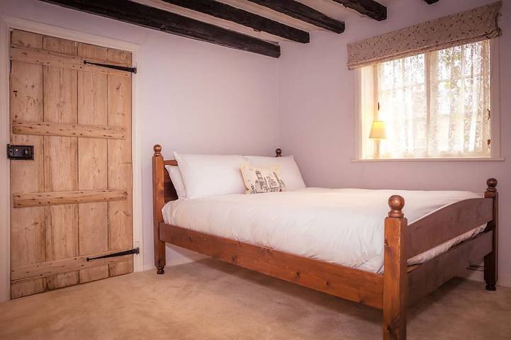 Chocolate-box pretty Pear Tree Cottage in South Downs village in Willingdon and Jevington, Ost Sussex
