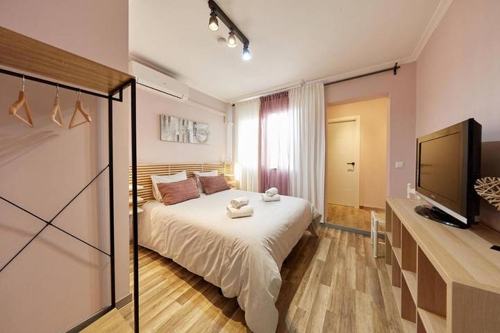 Bed and breakfast for 2 people, with Terrace in Alicante