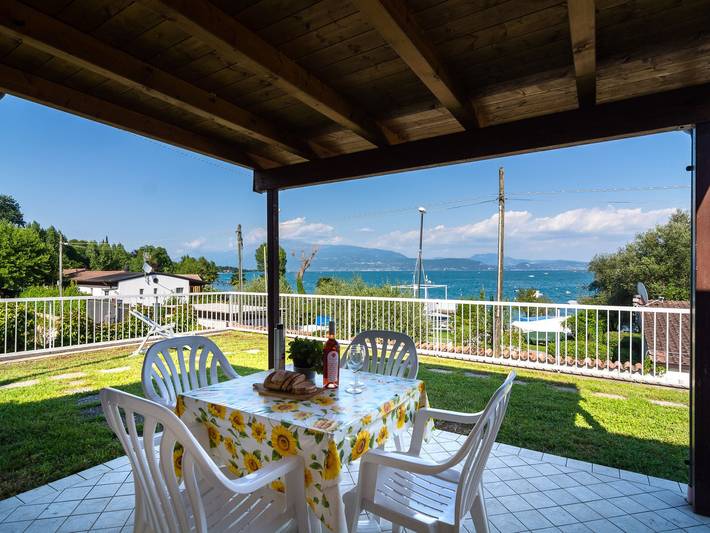 Ferienwohnung für 4 Personen, mit Terrasse und Pool sowie Sauna und Garten in Manerba del Garda