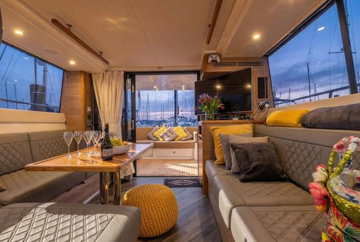 Boot voor 6 personen, with uitzicht and zwembad as well as balkon in New Forest