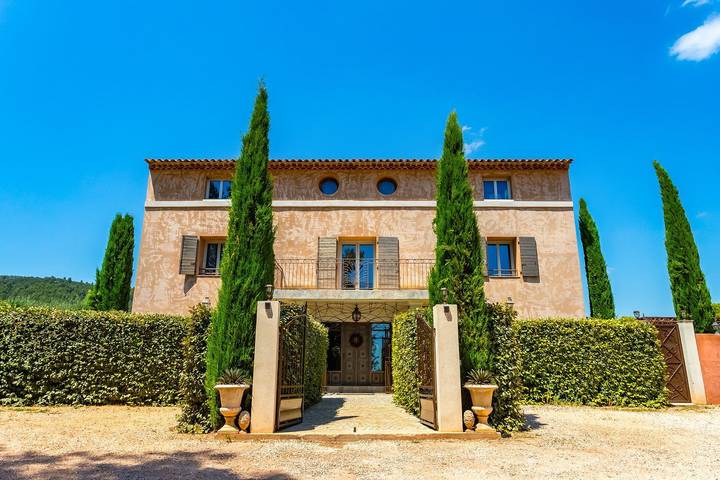 Location de vacances pour 12 personnes, avec terrasse et jardin ainsi que sauna et jacuzzi à Cuers - 2