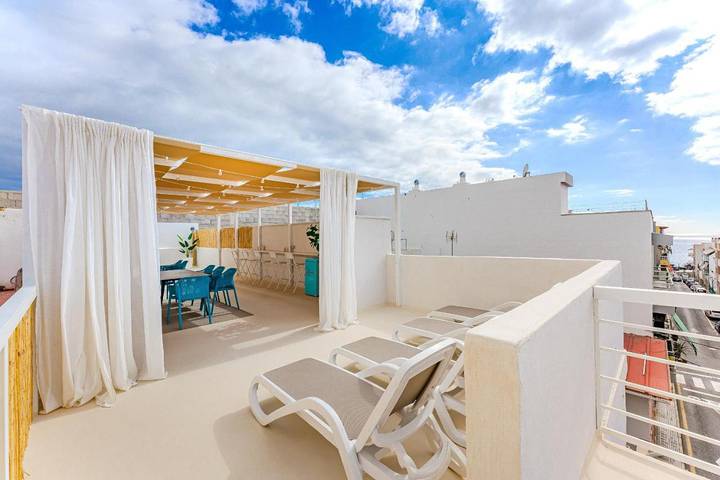 Apartamento para 14 personas, con vistas y balcón en Playa de San Juan Tenerife