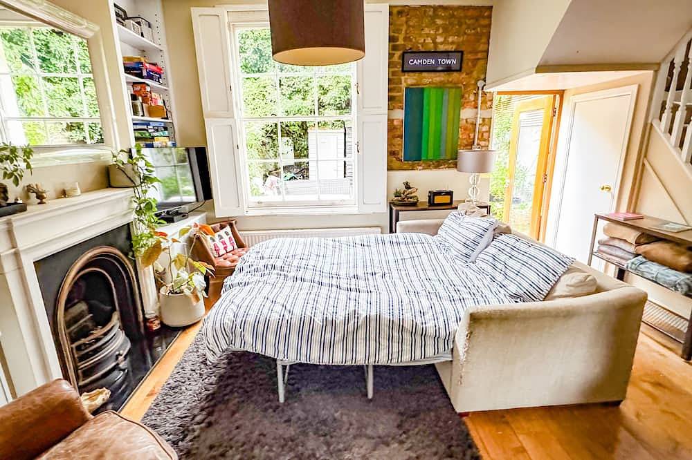Why rent a flat? Stay in a historic Victorian Cottage w/ Private walled Garden in Camden, London