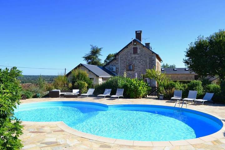 Gîte pour 10 personnes, avec vue ainsi que piscine et jardin, animaux acceptés à Saint-Georges-de-Noisné