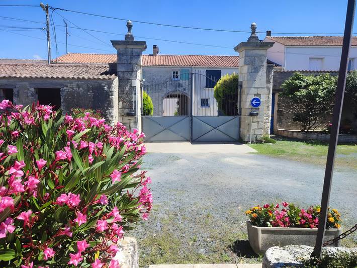 Bed and Breakfast 'Chambre Chassiron' with Wi-Fi in Dompierre-sur-Mer, La Rochelle Området
