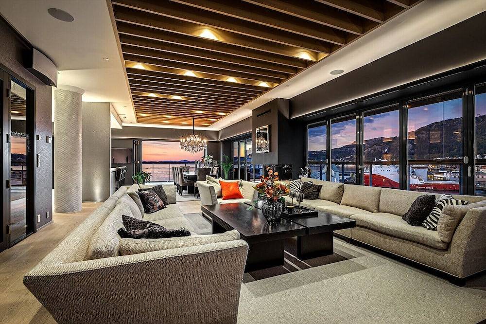 Entire apartment, Exclusive Penthouse with Bryggen Views in Bergenhus, Bergen