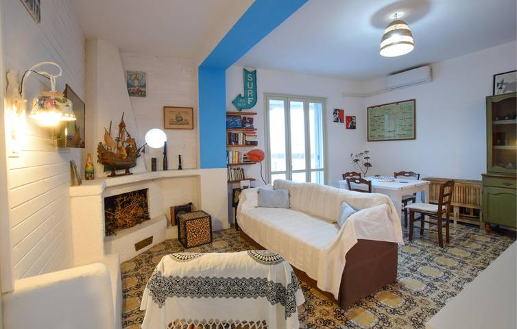 Appartamento intero, Appartamento con vista mare, WiFi, TV, aria condizionata e parcheggio - a 500 m dalla spiaggia in Spiaggia Caminia, Staletti