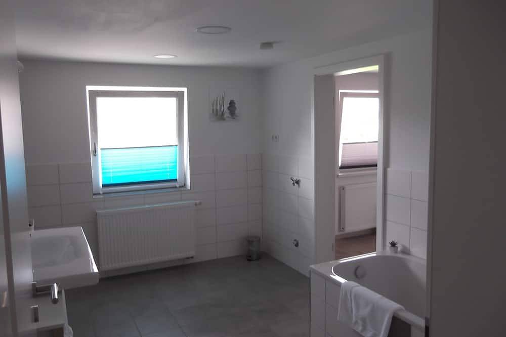 Ganze Wohnung, Zentral gelegene, grosszügige, neue Ferienwohnung mit Blick auf den Silberberg in Bodenmais, Ostbayern