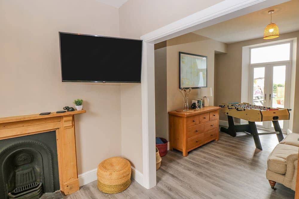 54 Pencoed Road, pet friendly, with hot tub in Burry Port in Burry Port, Carmarthenshire