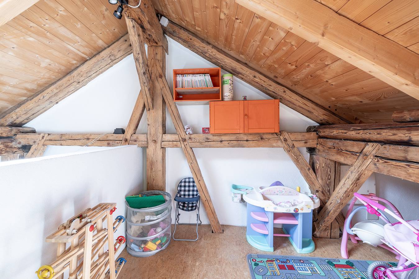 Chasa Mayer: Zentrale 5 ½-Zimmerwohnung im historischen Dorfkern Scuol Sura in Scuol, Unterengadin