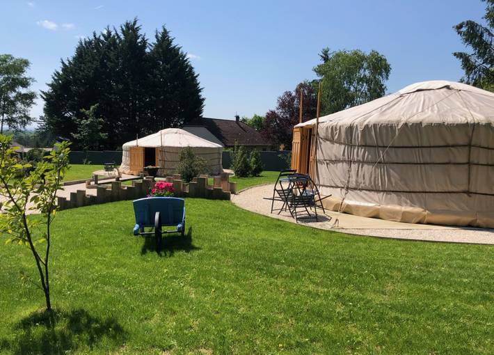 Yourte pour 3 personnes, avec terrasse dans Côte-d'Or