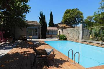 Gîte pour 2 personnes, avec piscine ainsi que jardin et vue à Moux