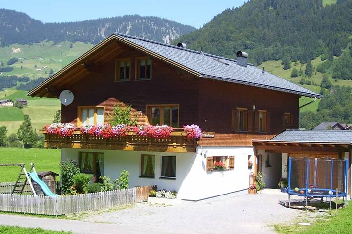 Gîte pour 6 personnes, avec jardin et piscine à Schoppernau