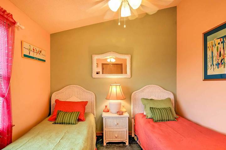 Vacation rental for 7 people, with balcony and hot tub as well as pool in Kitty Hawk