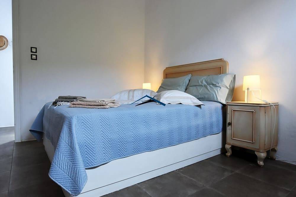 Originales Steinhaus am Wasser mit Zugang zu einem großen Sandstrand in Otzias, Kea