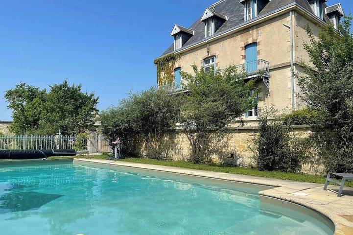 Location de vacances pour 9 personnes, avec piscine et jardin à Gigny